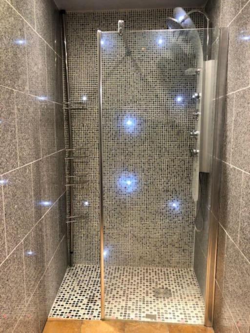 Cosy Studio Design With Modern Bathroom Vaureal Экстерьер фото