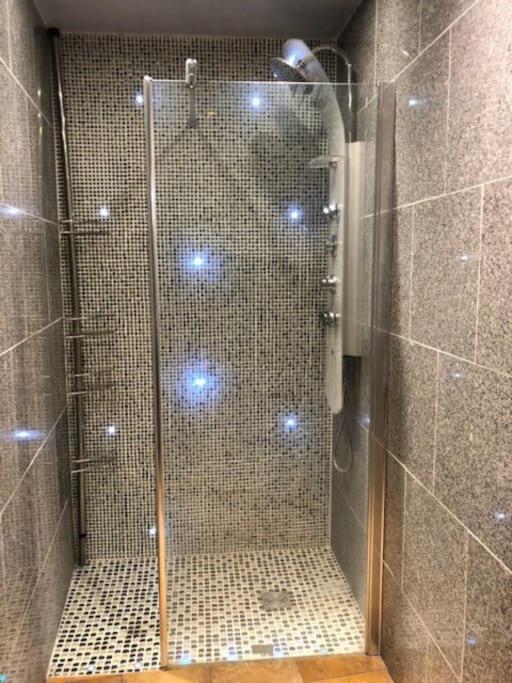 Cosy Studio Design With Modern Bathroom Vaureal Экстерьер фото