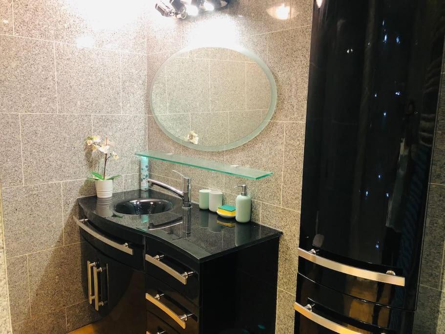 Cosy Studio Design With Modern Bathroom Vaureal Экстерьер фото